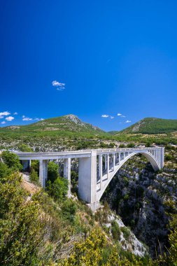 Pont de l 'Artuby köprüsü, Fransa' nın Provence kentindeki Verdon Nehri Kanyonu