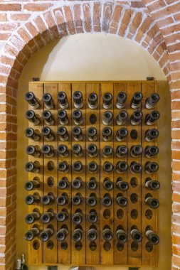 Depolanmış şarap şişeleri, şarap çellası, Canale, Piedmont, İtalya
