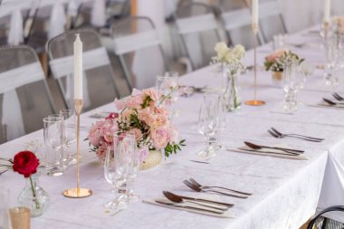 Pembe çiçekli düğün masası