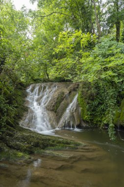 Fransız dağlık kesimlerinde Autoire yakınlarındaki Şelale Şelalesi d 'Autoire, Kalkış Parkı, Midi-Pyrenees, Fransa