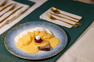 Çek Cumhuriyeti 'nde geleneksel Noel yemeği - Krema soslu sığır filetosu