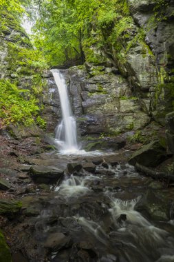 Nova Bana ve Zarnovica yakınlarındaki Starohutiansky şelalesi, Pohronsky Inovec dağları, Slovakya