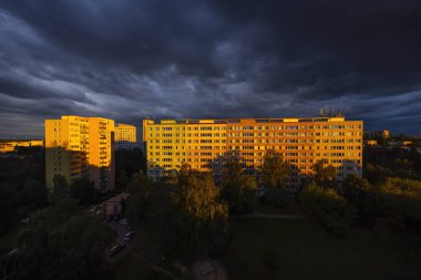 Eski apartman blokları - Doğu Avrupa, Prag, Çek Cumhuriyeti 'ndeki komünist dönemdeki beton panellerden yapılmış apartman binaları