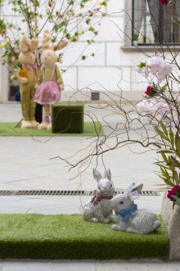 Tavşanlı ve süslü ağaçlı Paskalya süslemeleri.