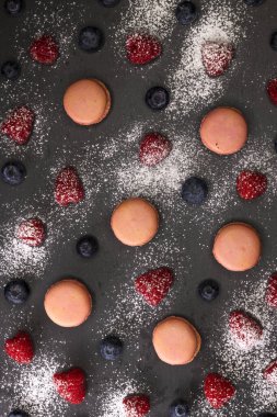 Siyah arkaplanda farklı renkte makaronlar