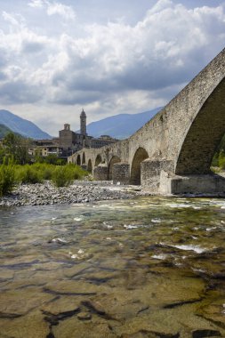 Gobbo Köprüsü ayrıca Bobbio, Piacenza ili, Trebbia Vadisi, Emilia Romagna, İtalya 'da Şeytan Köprüsü veya Ponte del Diavolo veya Ponte Gobbo' da bulunmaktadır.