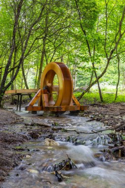 Ulusal Park Muranska Planina, Slovakya 'da su değirmeni tekerleği olan bir dere.