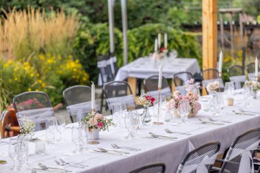 Pembe çiçekli düğün masası