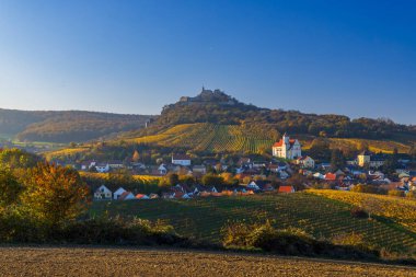 Falkenstein harabeleri ve üzüm bağı olan kasaba, Aşağı Avusturya, Avusturya