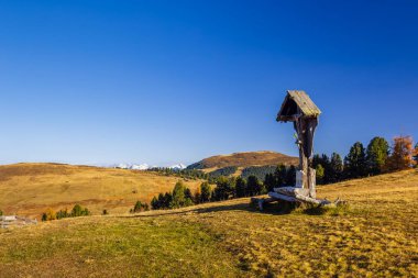 San Martin de Tor yakınlarındaki tipik manzara, Dolomiti, Güney Tyrol, İtalya