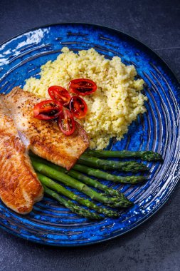 Kuşkonmaz, kuskus ve balzamik sirke soslu kiraz domatesli somon.