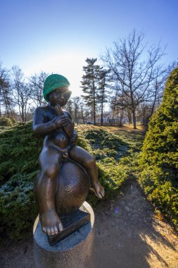 Bir balıkla oturan çocuk heykeli, Frantiskovy Lazne spa sembolü, UNESCO Dünya Mirası Sitesi, Batı Bohemya, Çek Cumhuriyeti