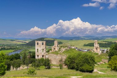 Stara Lubovna yakınlarındaki Plavec şatosunun kalıntıları, Presov bölgesi, Slovakya