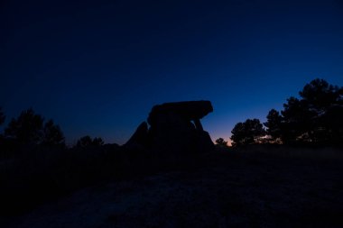 Alijo yakınlarındaki Dolmen Anta de Fonte Coberta, Vila Cha, Portekiz