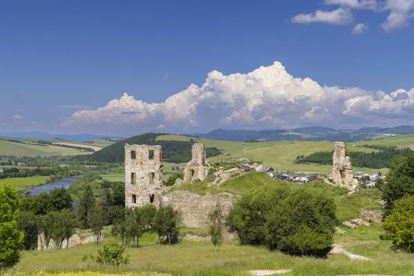 Stara Lubovna yakınlarındaki Plavec şatosunun kalıntıları, Presov bölgesi, Slovakya