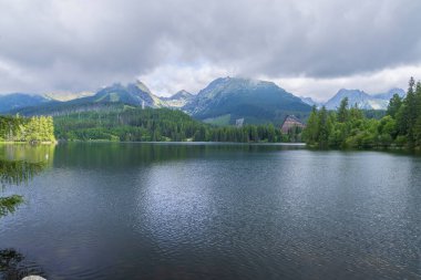 Yazın yüksek Tatras dağlarıyla dolu Strbske pleso gölü, Slovakya