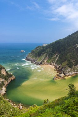 Pesues, Cantabria, İspanya yakınlarında Playa del Sable ile tipik manzara