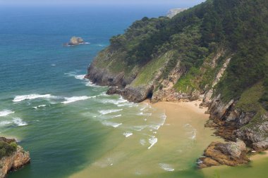 Pesues, Cantabria, İspanya yakınlarında Playa del Sable ile tipik manzara