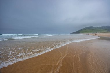 Ribadesella (Ribeseya), Asturias, İspanya yakınlarındaki deniz üzerindeki kayalıkları ile tipik manzara