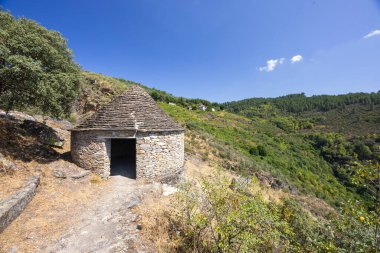 Şelale yakınlarındaki manzara Fervenza da Cidadela, Vilardevos - Soutochao, Galiçya, İspanya