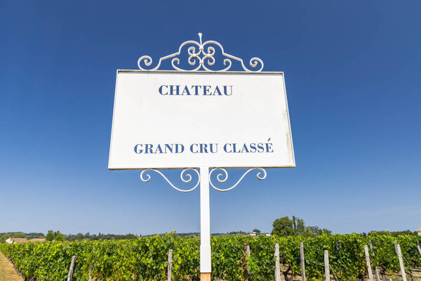 Типичные виноградники с информационным табло Grand Cru Classe рядом с Saint-Emilion, Бордо, Аквитания, Франция