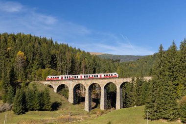 Modern dizel tren, Chramossky köprüsü Telgart, Horehronie, Slovakya yakınlarında.