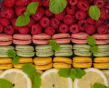 Ahududu, limon ve nane ile farklı renkte makaronlar.