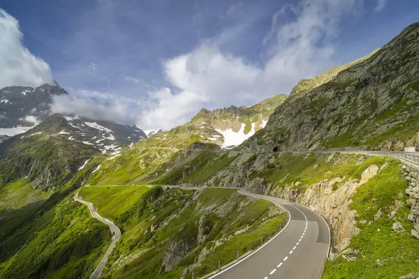 SustenPass yakınlarındaki yüksek alp yolu, Innertkirchen - Gadmen, İsviçre