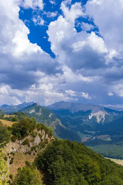 Portillo de Eraize ve Col de la Pierre St Martin yakınlarındaki tipik manzara, İspanya 'nın Pireneler kentindeki Fransız sınırı.