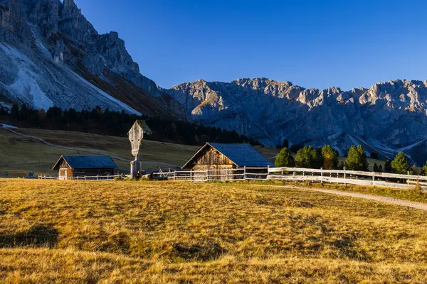 San Martin de Tor yakınlarındaki tipik manzara, Dolomiti, Güney Tyrol, İtalya
