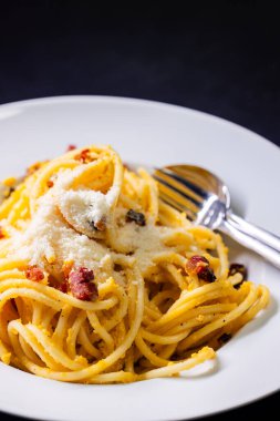Carbonara soslu spagettiyi yakın.
