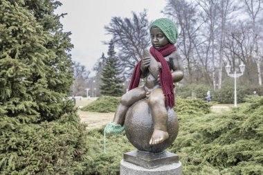 Bir balıkla oturan çocuk heykeli, Frantiskovy Lazne spa sembolü, UNESCO Dünya Mirası Sitesi, Batı Bohemya, Çek Cumhuriyeti