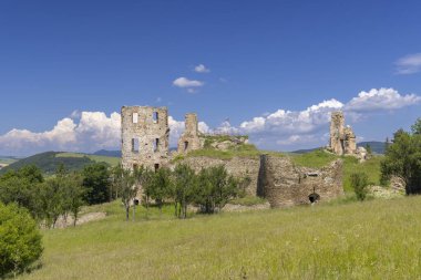 Stara Lubovna yakınlarındaki Plavec şatosunun kalıntıları, Presov bölgesi, Slovakya