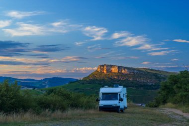 Kamp arabalı Vergisson Kayası, Burgundy, Fransa