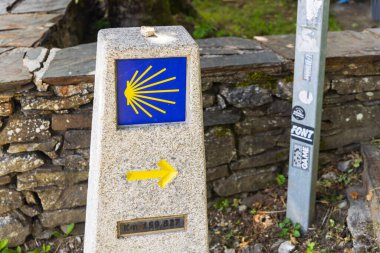 Pedrafita do Cebreiro, Santiago de Compostela, Lugo, Galiçya, İspanya 'ya gidiyor.