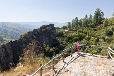 Şelale yakınlarındaki manzara Fervenza da Cidadela, Vilardevos - Soutochao, Galiçya, İspanya