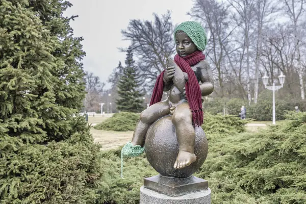 Bir balıkla oturan çocuk heykeli, Frantiskovy Lazne spa sembolü, UNESCO Dünya Mirası Sitesi, Batı Bohemya, Çek Cumhuriyeti