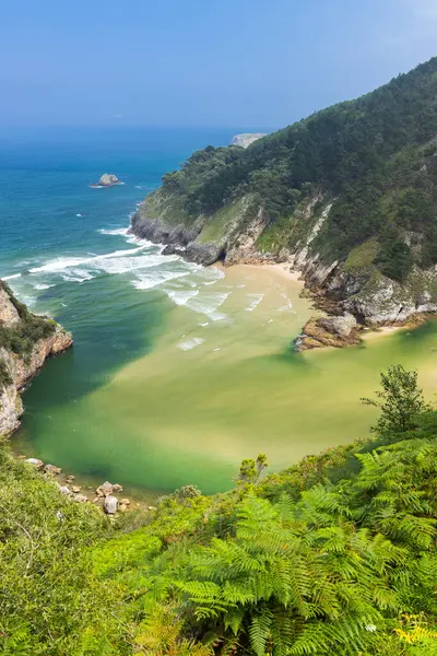 Pesues, Cantabria, İspanya yakınlarında Playa del Sable ile tipik manzara