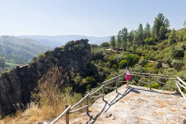 Şelale yakınlarındaki manzara Fervenza da Cidadela, Vilardevos - Soutochao, Galiçya, İspanya