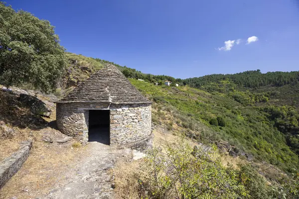 Şelale yakınlarındaki manzara Fervenza da Cidadela, Vilardevos - Soutochao, Galiçya, İspanya