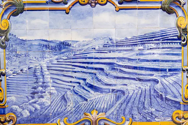 Douro Vadisi 'nden motifleri olan mavi azulejolar, Portekiz Pinhao tren istasyonu.