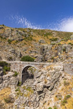 Resimli taş köprü Gredos dağlarında dar bir geçitte, villarejo del valle yakınlarında, avila, castilla ve Leon, İspanya