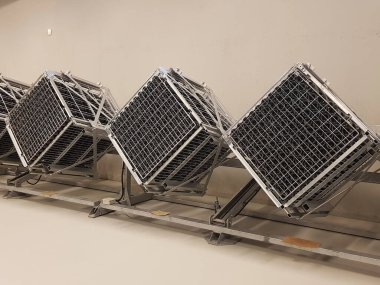 İkinci fermantasyon sırasında şarap şişelerini saklayan metal kafesler, köpüklü şarap üretiminde kullanılan geleneksel bir yöntem.