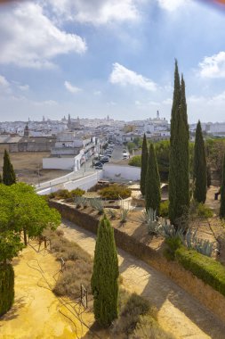 Santa Maria la Mayor Kilisesi ve Endülüs, İspanya 'daki Sevilla Kapısı' nın yer aldığı Carmona şehri.