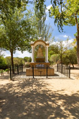 Camino Real de los Playeros Albay, Aznalcazar, Seville, Endülüs, İspanya 'da Bakire Meryem heykelinin bulunduğu küçük bir türbe.