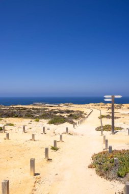 Zambujeira do Mar, Odemira, Portekiz 'deki Atlantik Okyanusu üzerinde bir izleme platformuna giden yol.