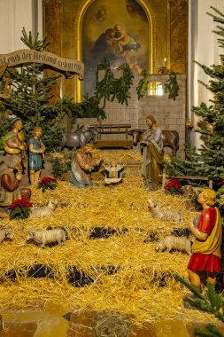 Geleneksel Noel doğum sahnesi renkli ahşap heykeller ve samanlarla, Beytüllahim 'de İsa' nın doğumunu kutluyoruz.