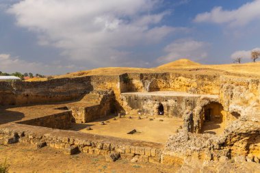 Carmona, Seville, Endülüs, İspanya 'da yer alan ve mezarları ve mezarları bulunan antik bir mezarlık alanı olan Carmona' nın Roma Mezarlığını keşfeden turistler