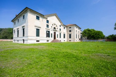 Villa Saraceno 'nun Neoklasik mimarisi Pojana Maggiore, Veneto, İtalya' da Andrea Palladio tarafından manikürlü bir çimenlikle çevrelenmiştir.