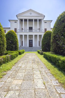 Piombino Dese, Padua, Veneto, İtalya 'daki Villa Cornaro' nun neoklasik cephesine giden taş yol, iyi korunmuş bir bahçeyle çevrili.